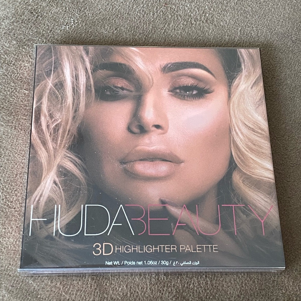 Huda Beauty 3D Pink Sands Highlighter Palette